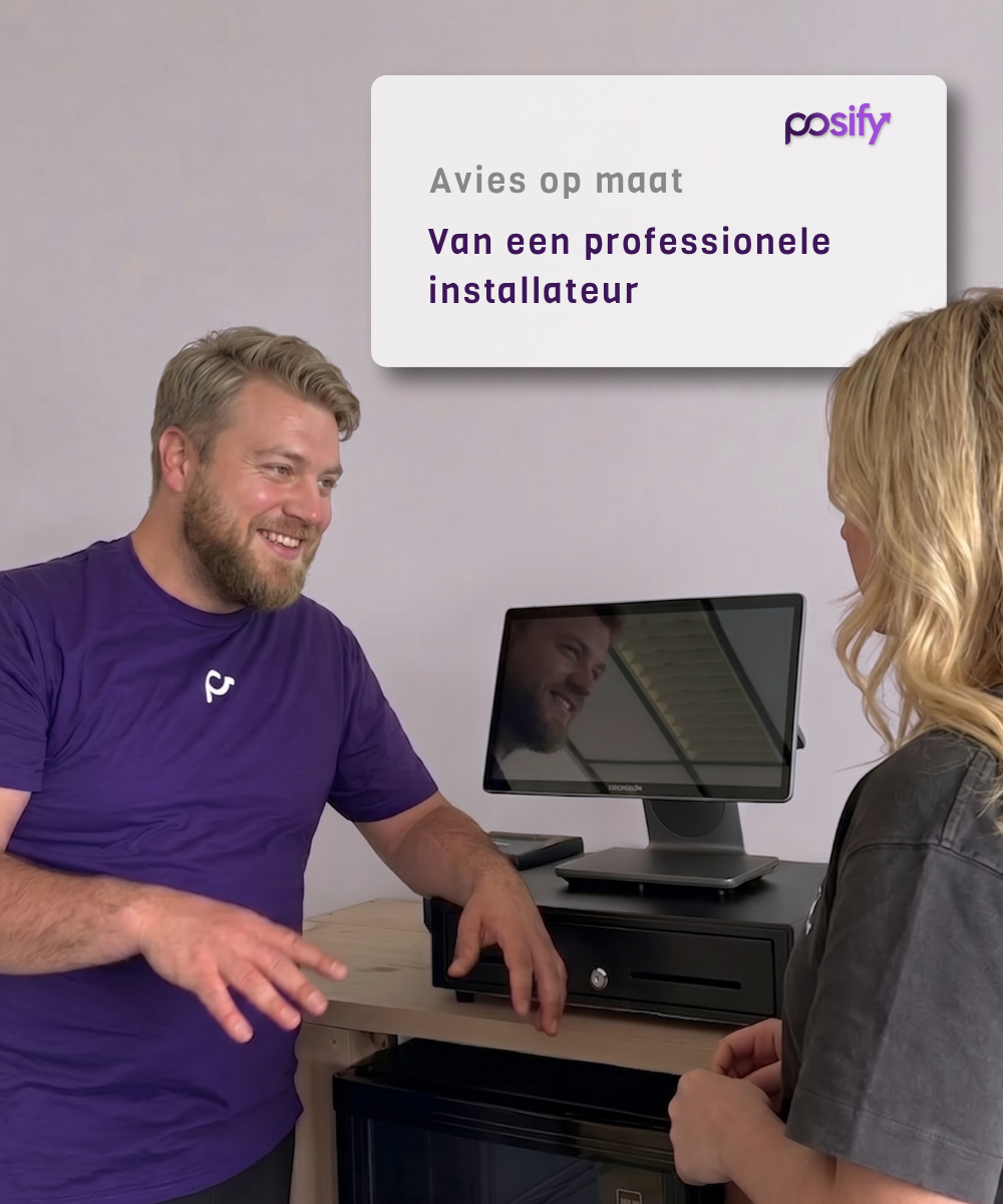 Installateur geeft een winkelier uitleg over een kassasysteem