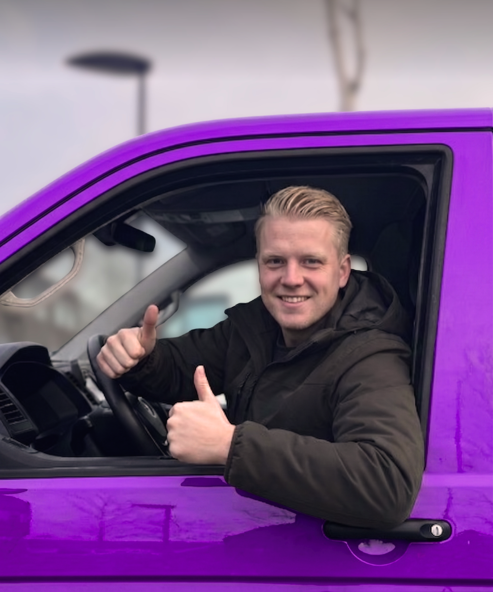 POSIFY-monteur in de paarse servicebus