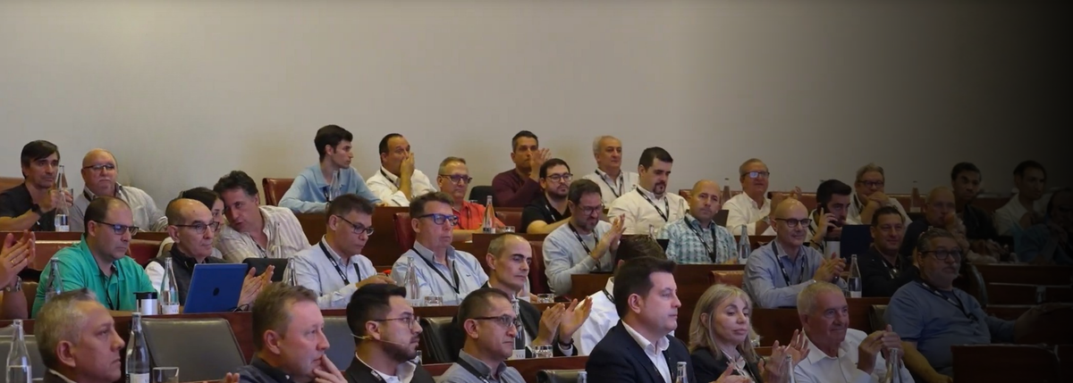 Volle zaal met toehoorders tijdens een productpresentatie