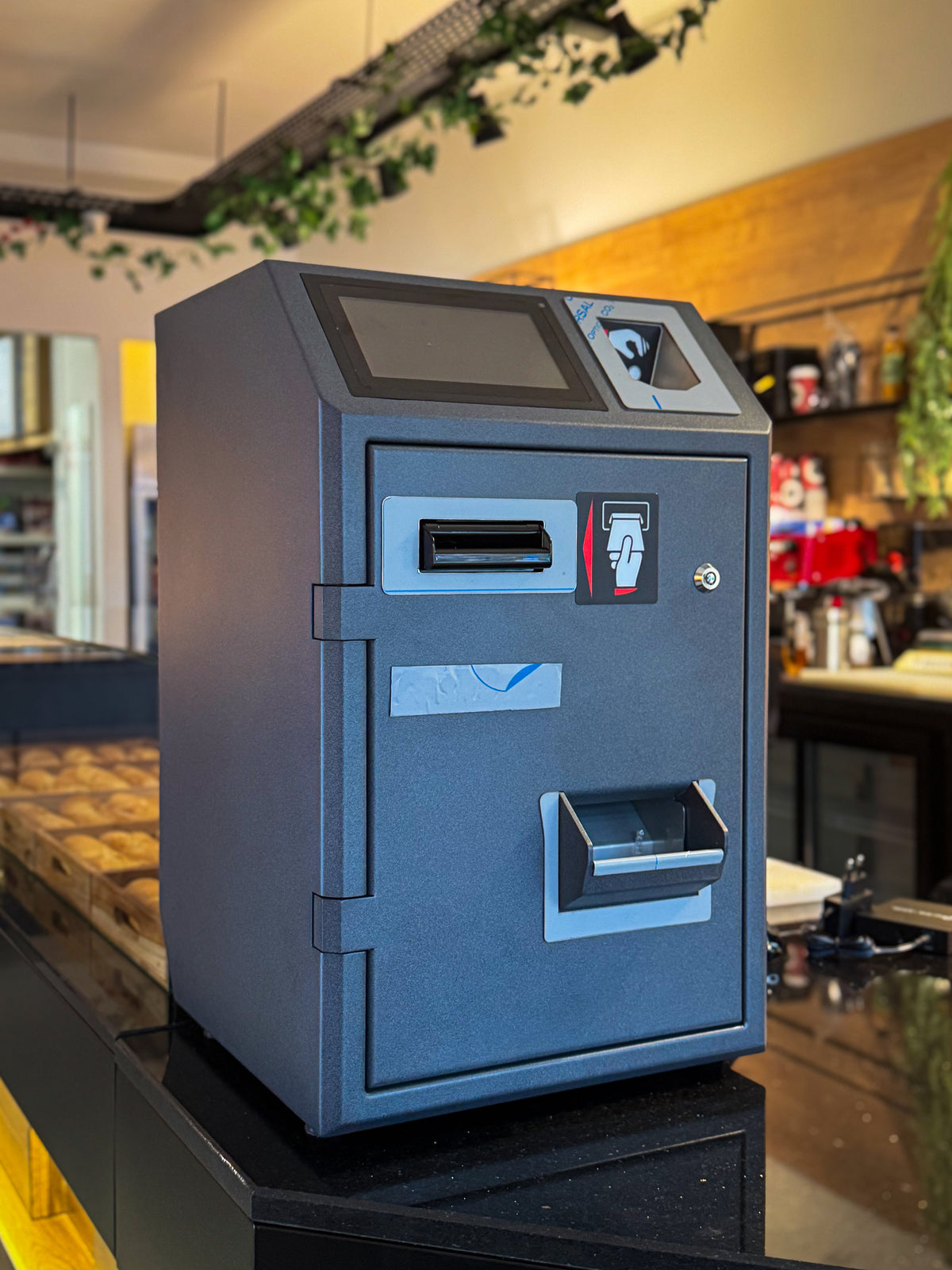 CashDro kluiskassa op de toonbank van een winkel