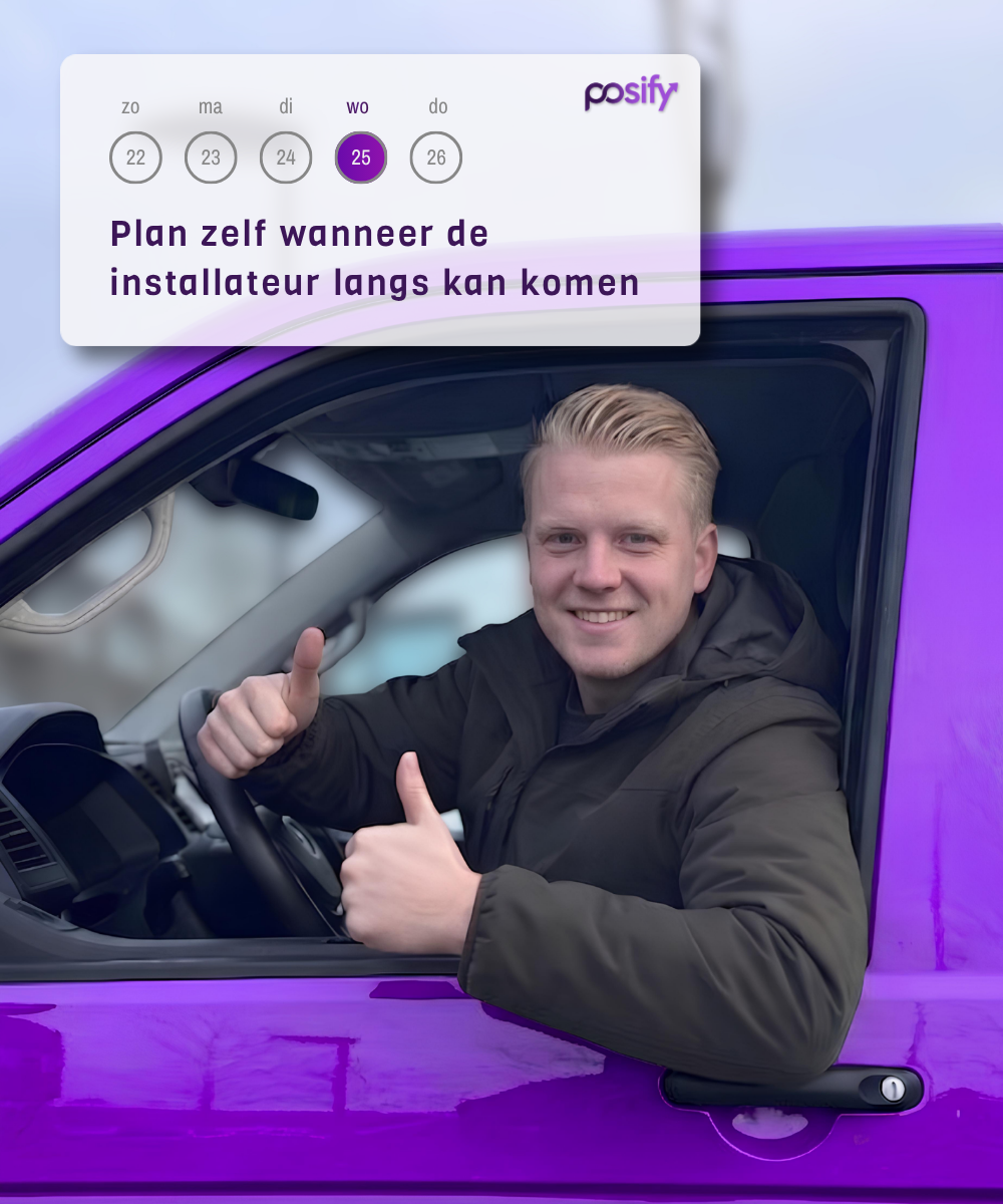 Monteur in de servicebus naast de planning voor een kassa-installatie