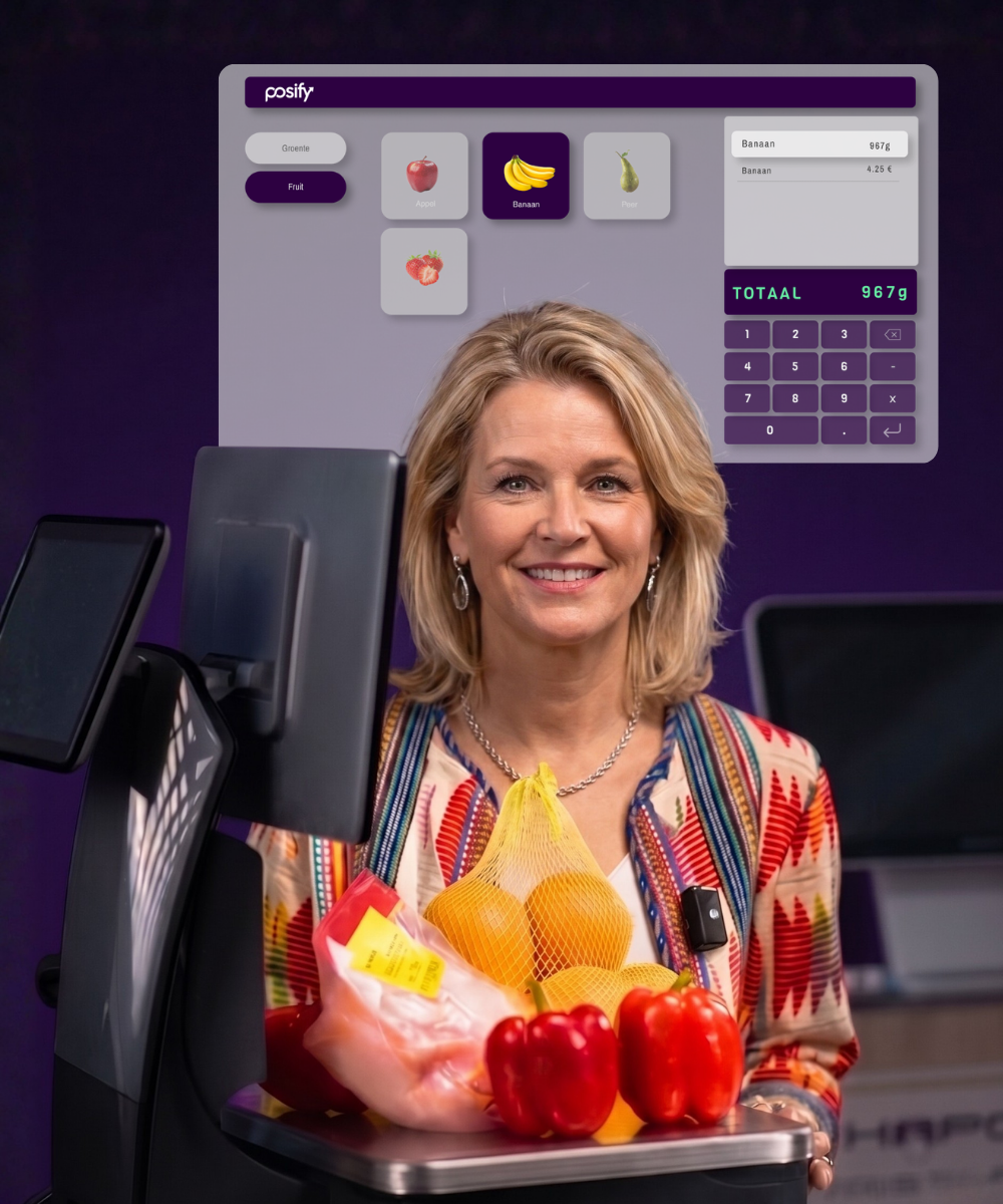 Medewerker met groente en fruit bij een weegschaal die het gewicht doorgeeft aan het POSIFY-kassascherm